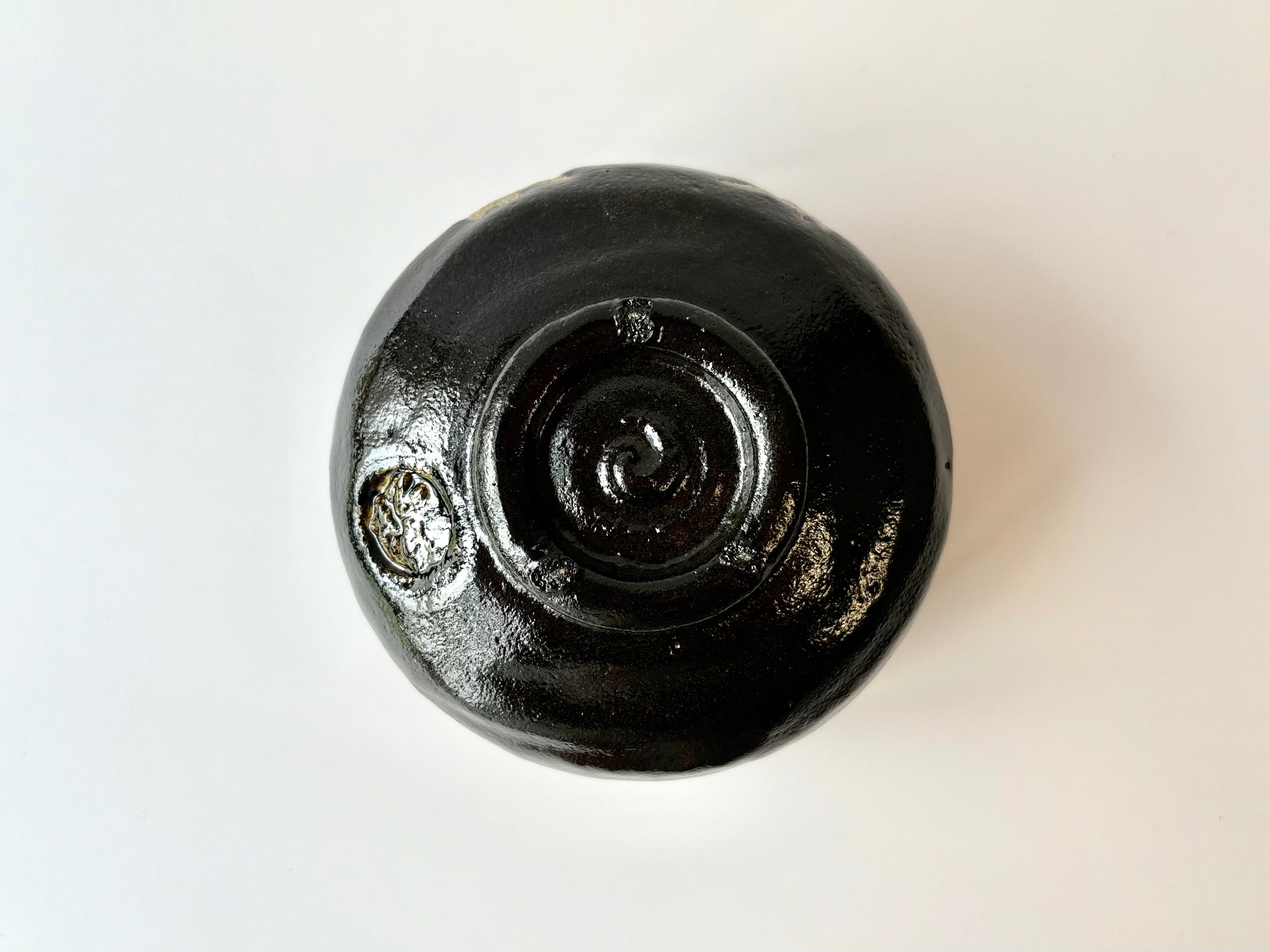 KURO RAKU Chawan | 跳馬 楽茶碗 - by Shouraku Kiln